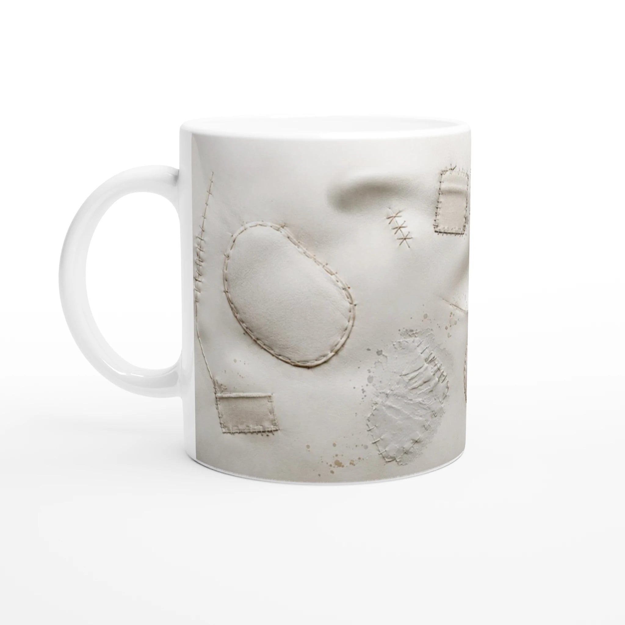 Mug en céramique blanche avec grand motif ovale et coutures en relief