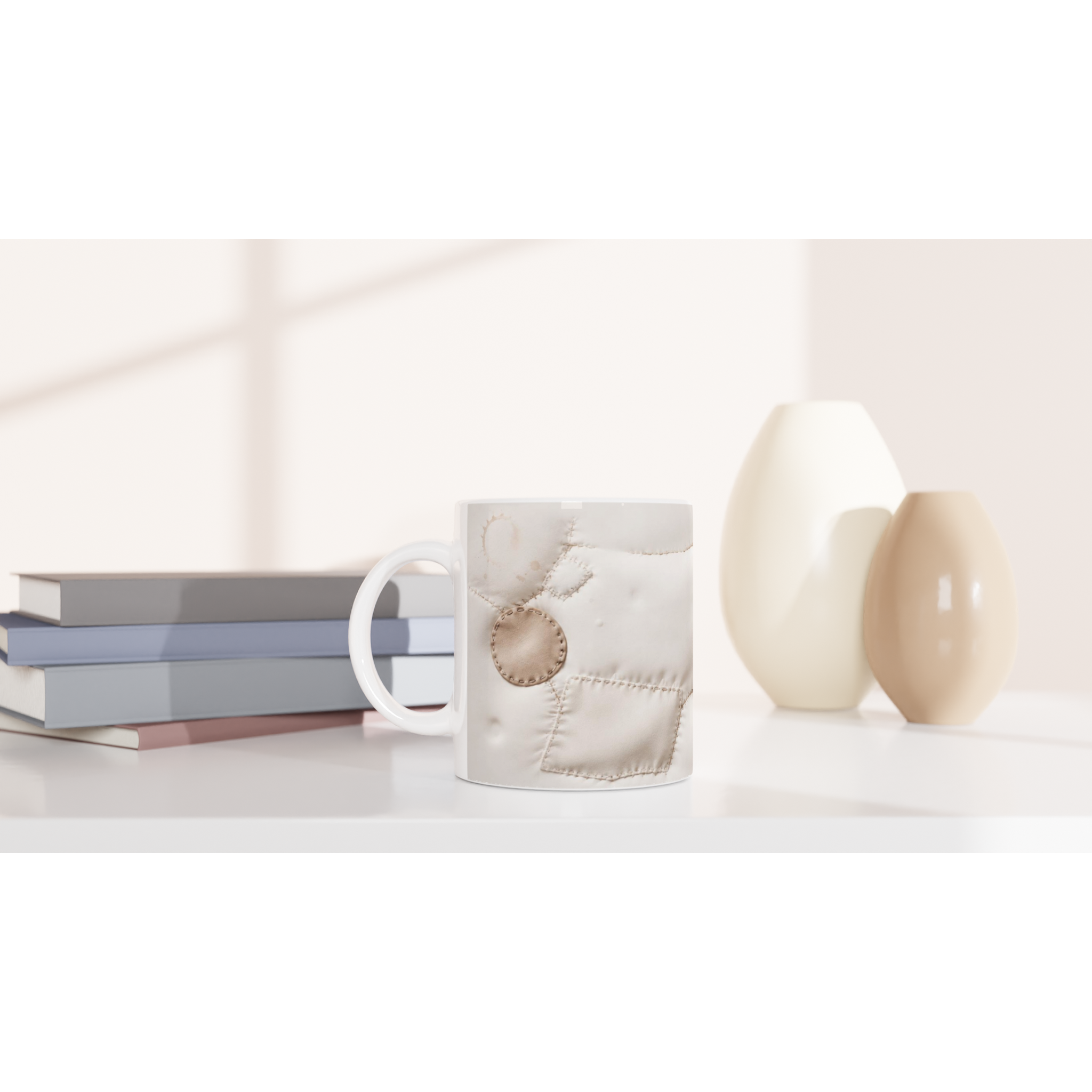 Tasse blanche à décor trompe-l’œil de pièces cousues beige et surpiqûres.