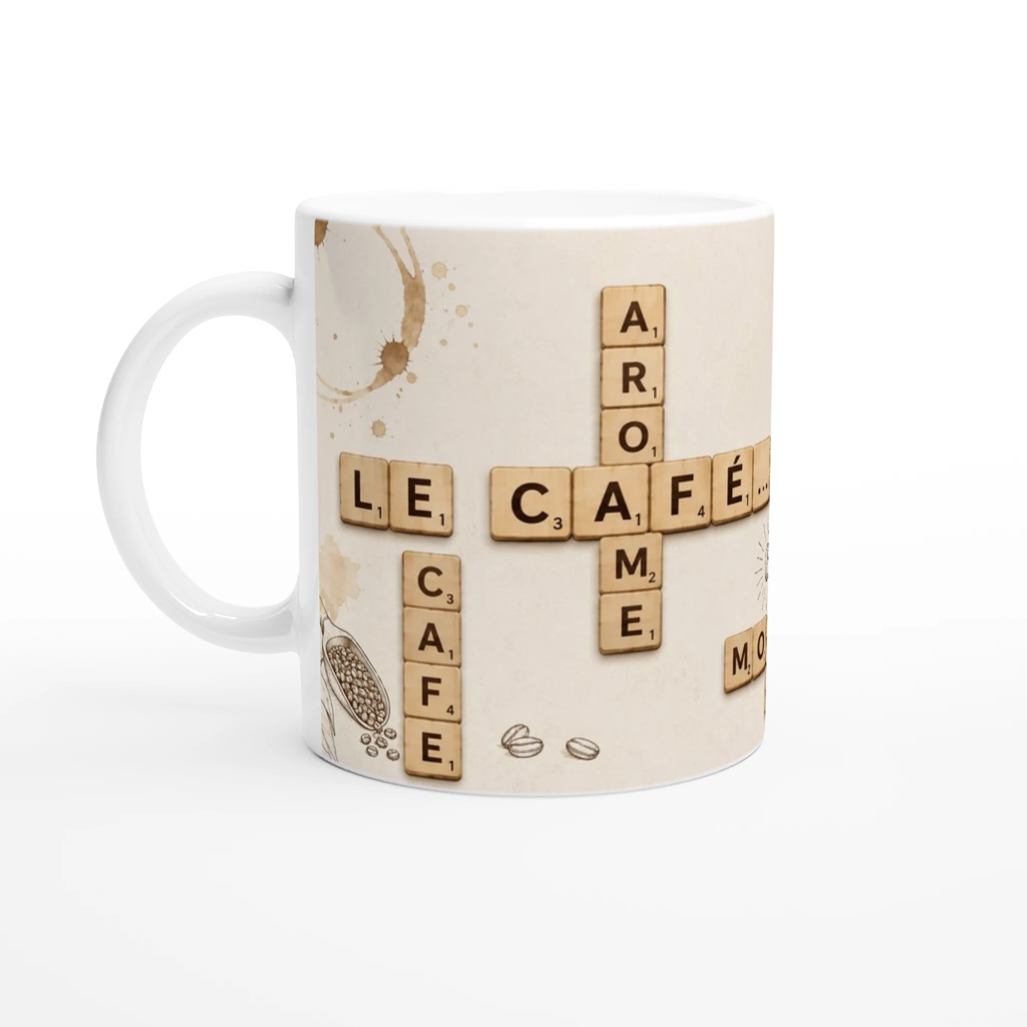 Mug blanc avec lettres style Scrabble «LE CAFÉ» et motifs graphiques café