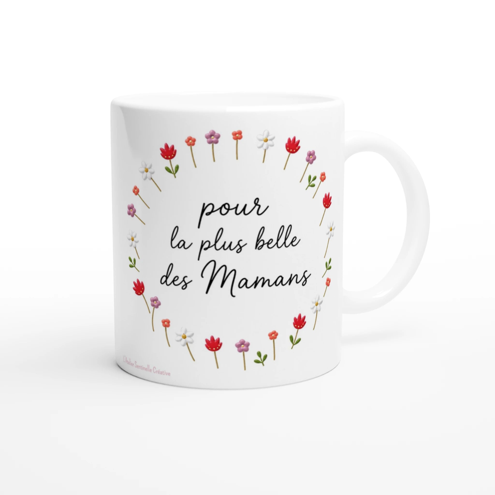 Mug blanc de face avec poignée, couronne de fleurs et inscription « pour la plus belle des Mamans »