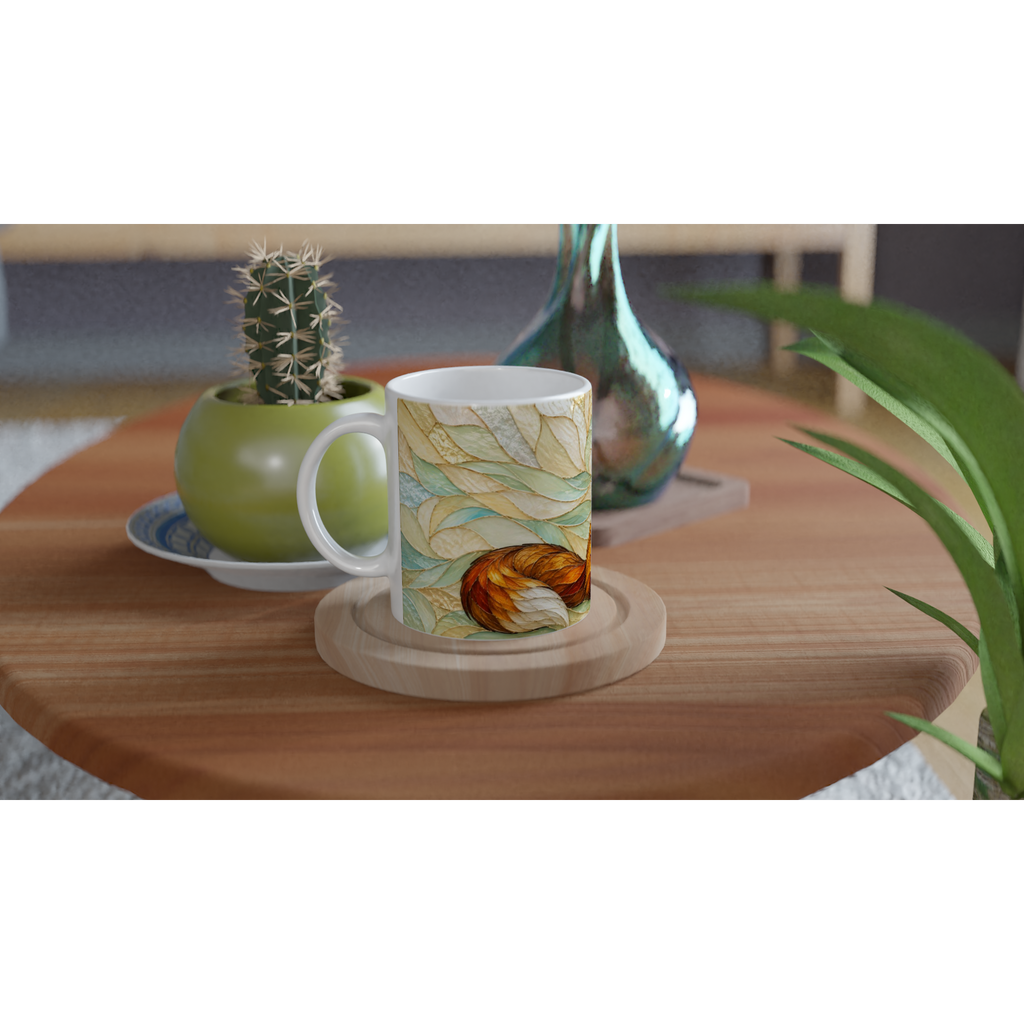 Mug en céramique blanc avec renard roux et feuilles, posé sur une base en bois