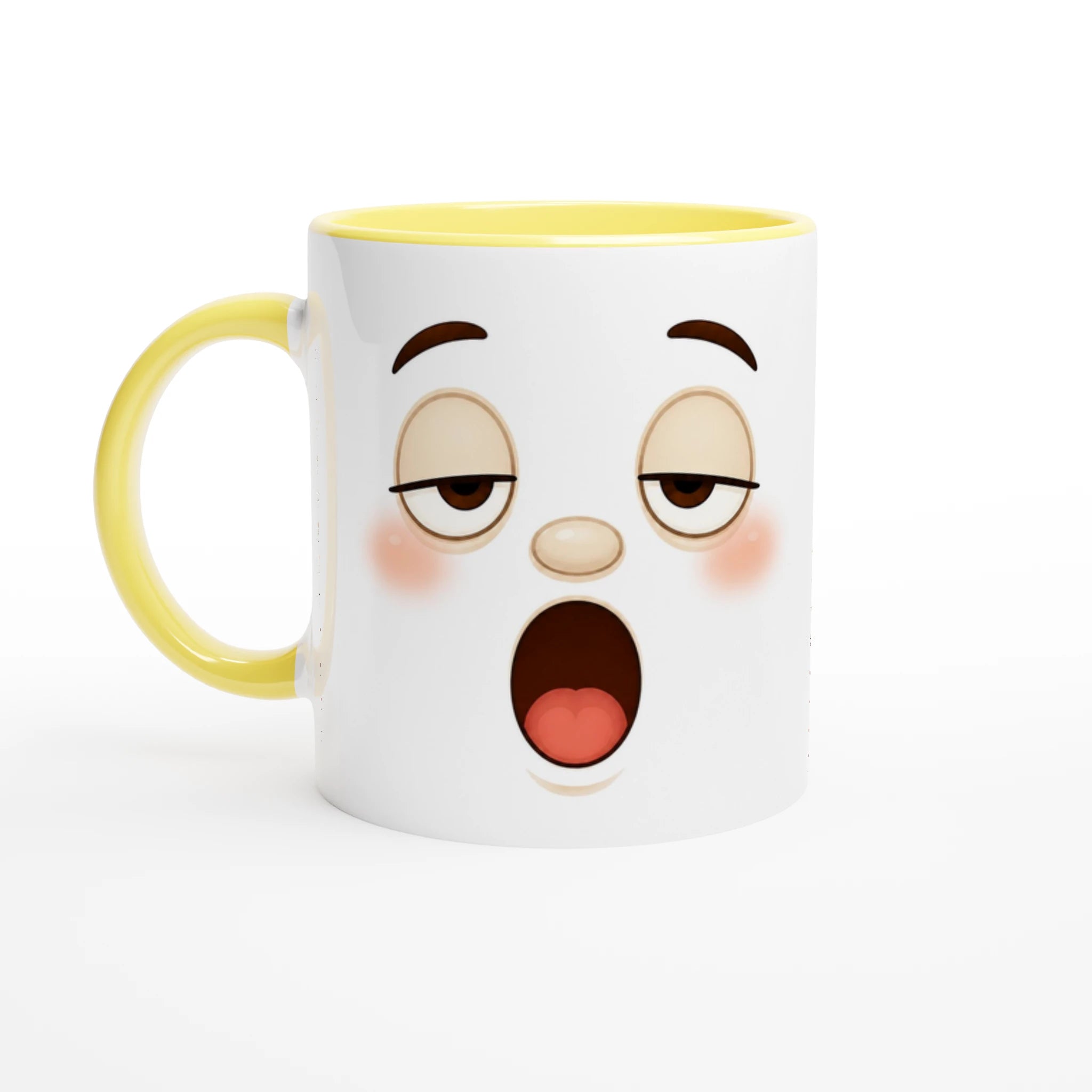 Mug blanc à bord jaune et poignée jaune, visage kawaii aux yeux fatigués.