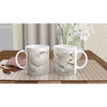 Paire de mugs en céramique blanche avec motifs en relief façon couture