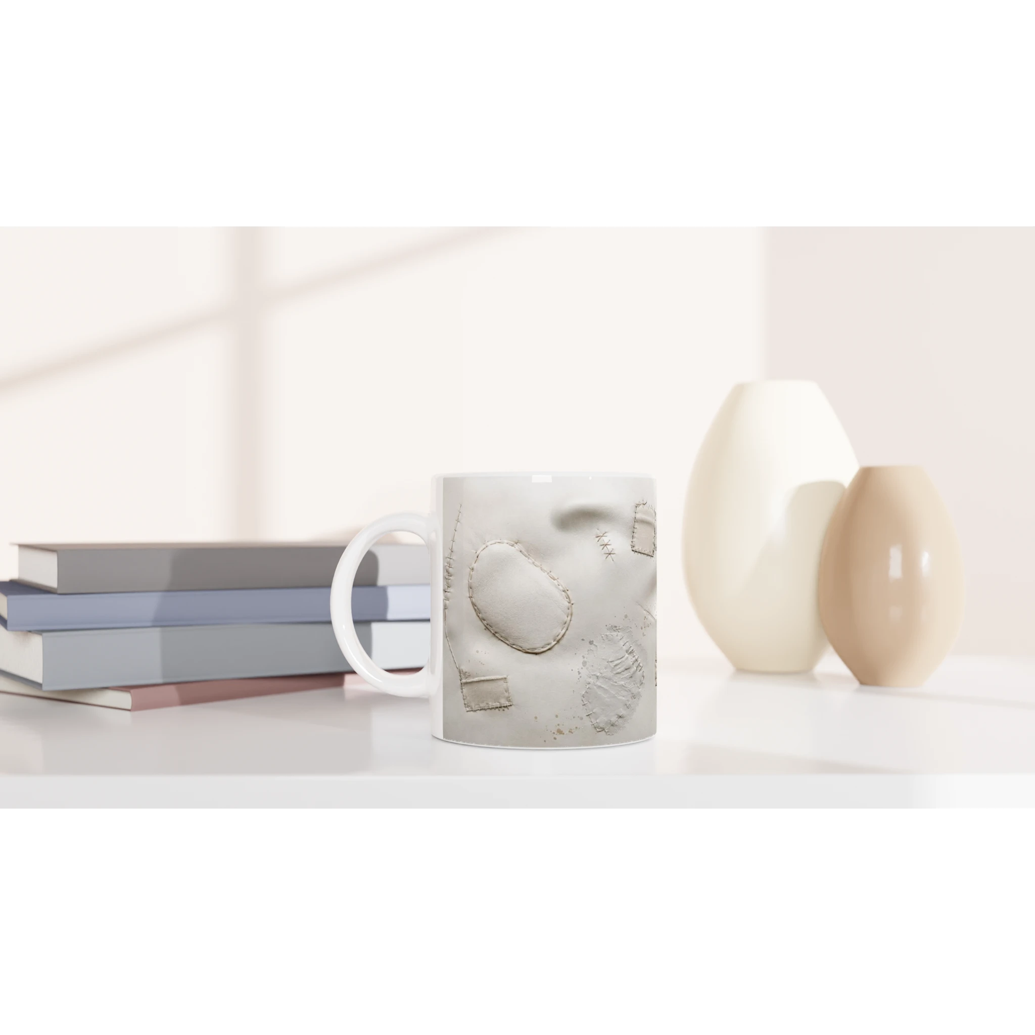 Mug en céramique blanche à motifs en relief cousus et détails géométriques