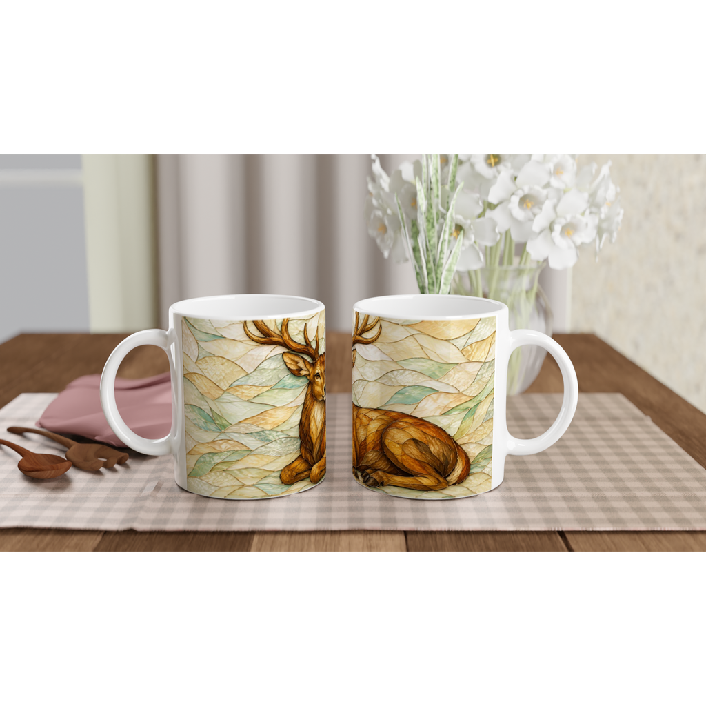 Deux mugs en céramique blanche avec motifs de cerf dans les feuilles, anses visibles.