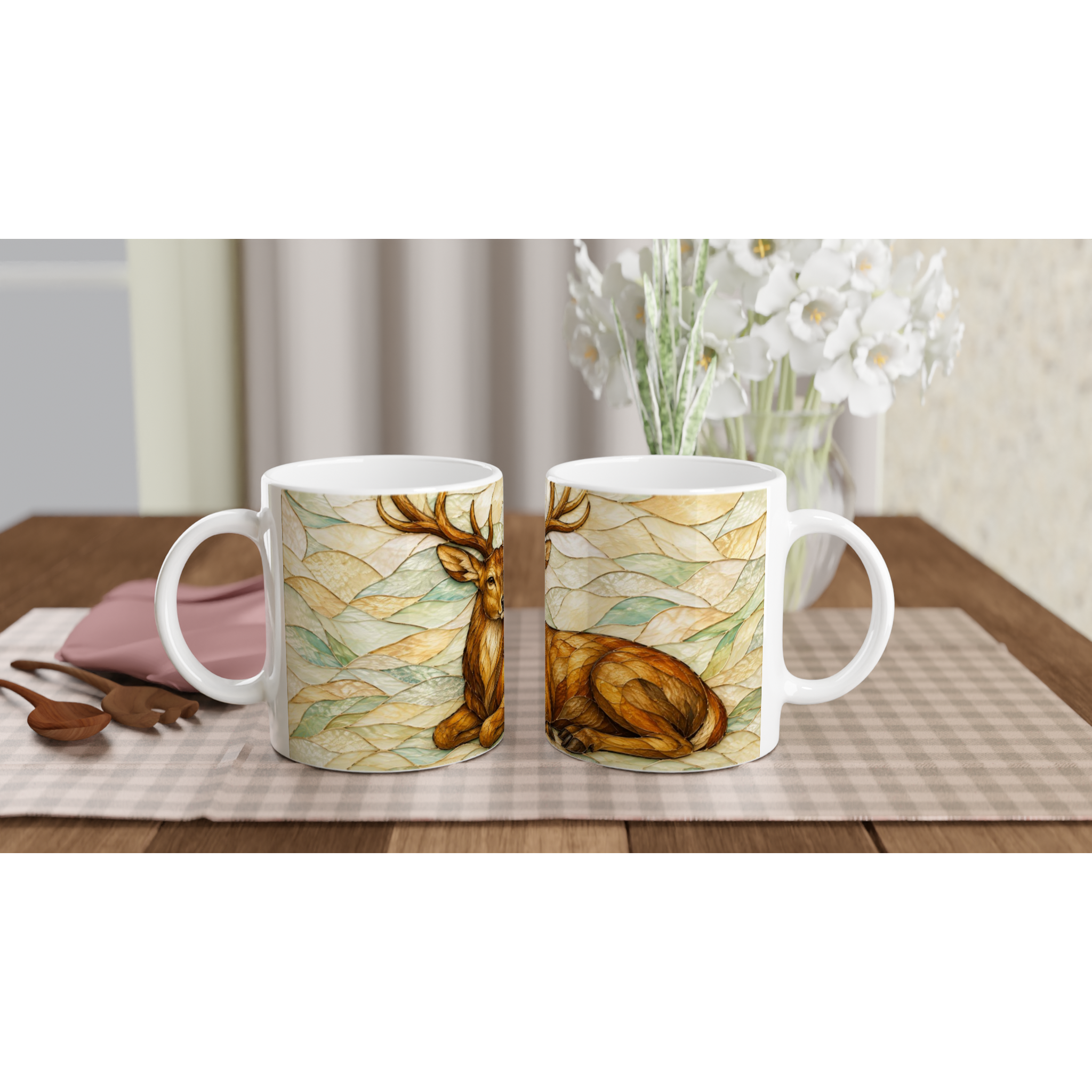 Deux mugs en céramique blanche avec motifs de cerf dans les feuilles, anses visibles.