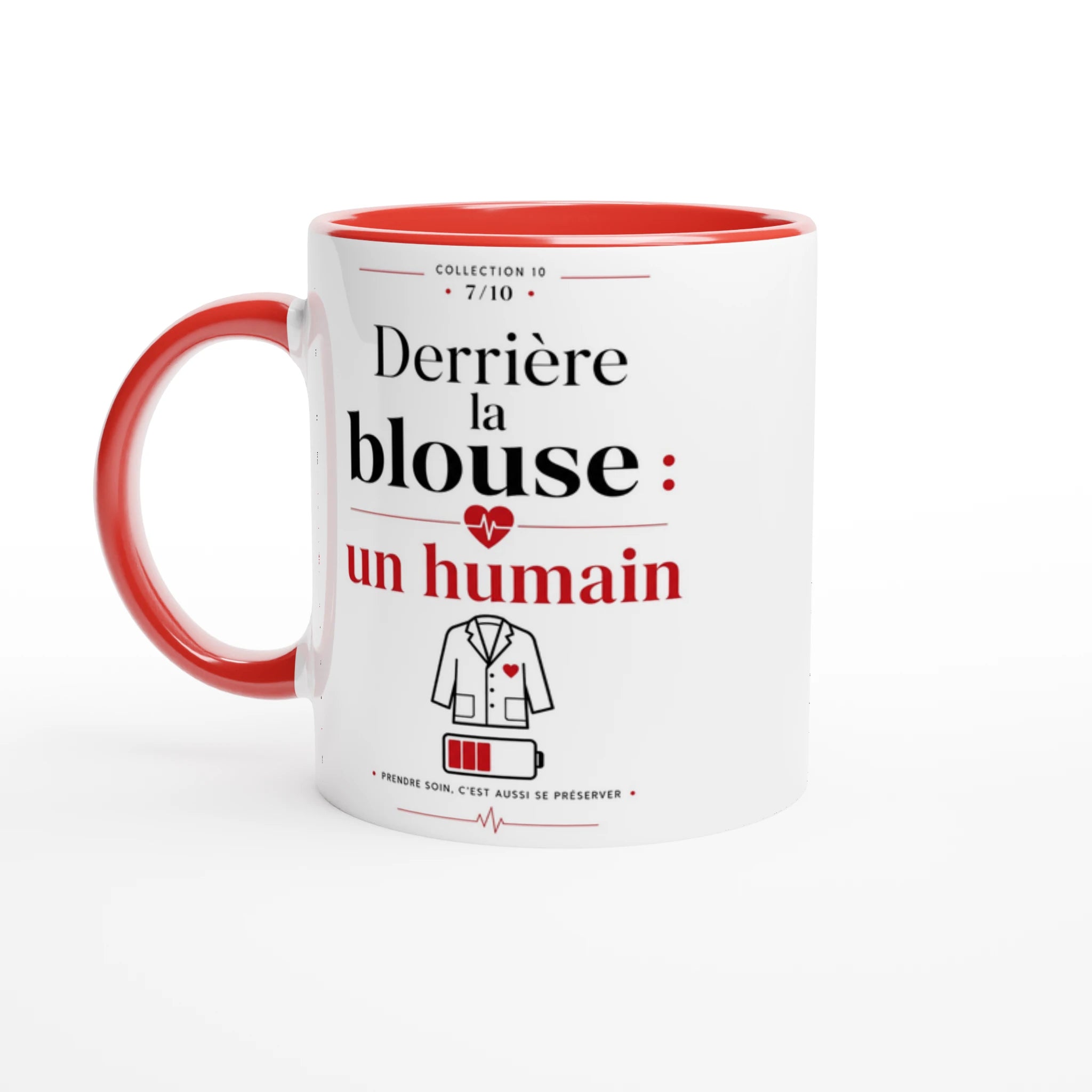 Mug en céramique blanc, poignée et intérieur rouge, motif avec blouse.