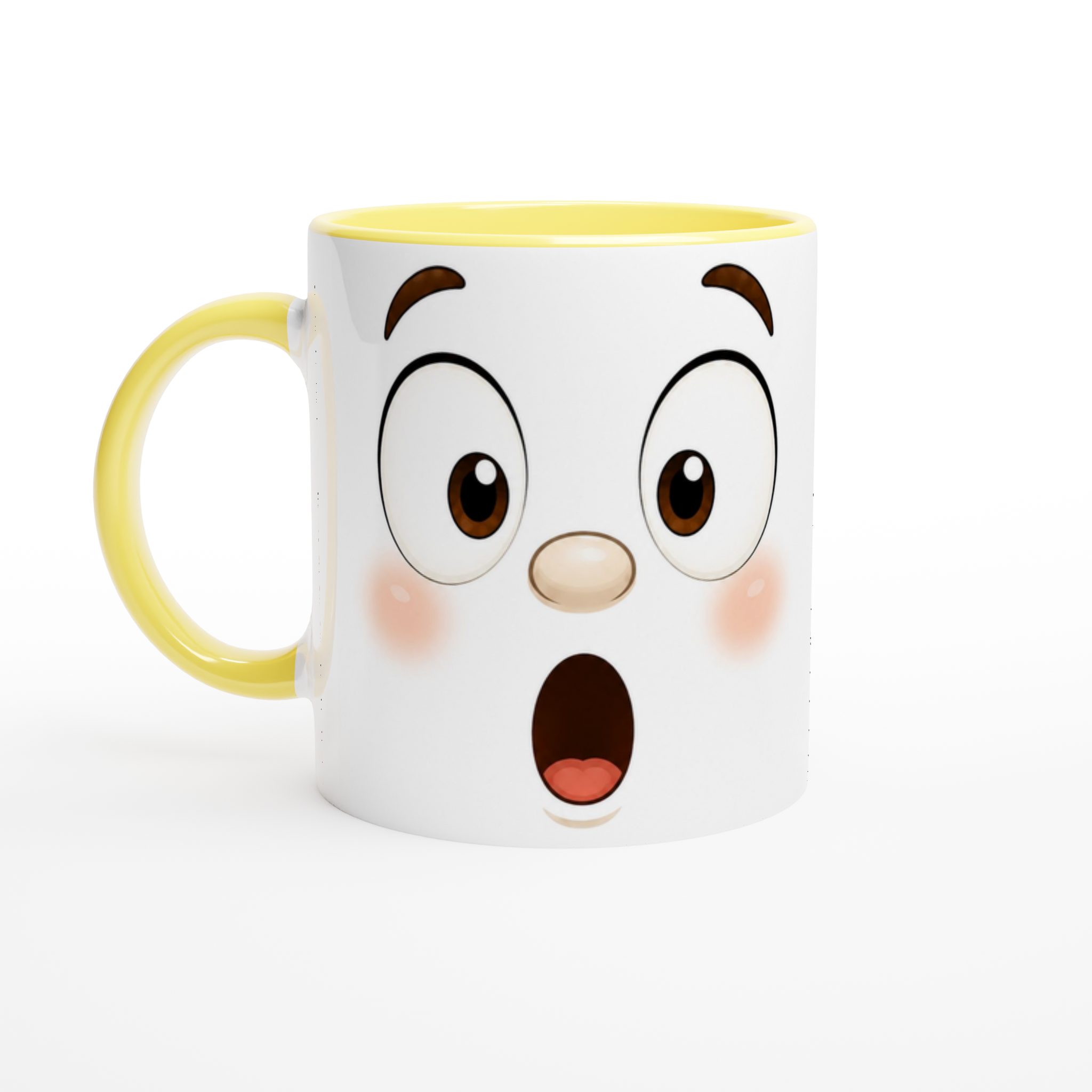 Tasse blanche en céramique, anse et bord jaune, visage Kawaii bouche ouverte.