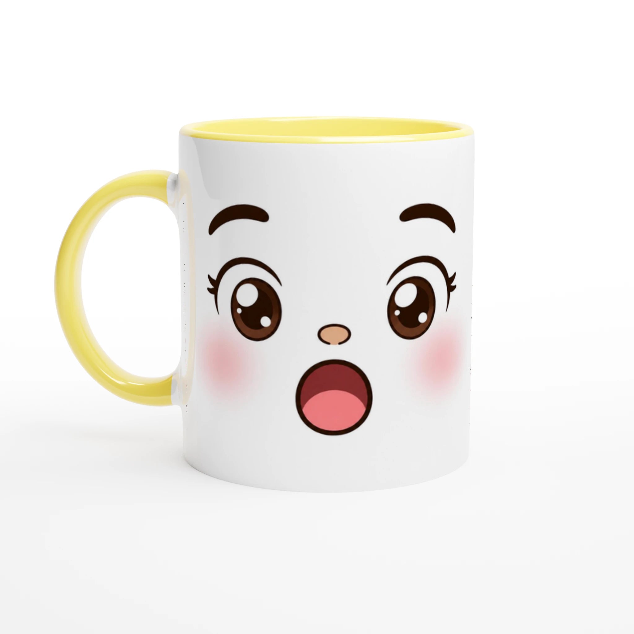 Tasse en céramique blanche au visage kawaii, poignée jaune et bords jaunes.