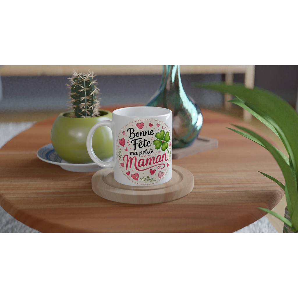 Mug blanc sur plateau en bois, anse à gauche, décor «Bonne Fête ma petite Maman»