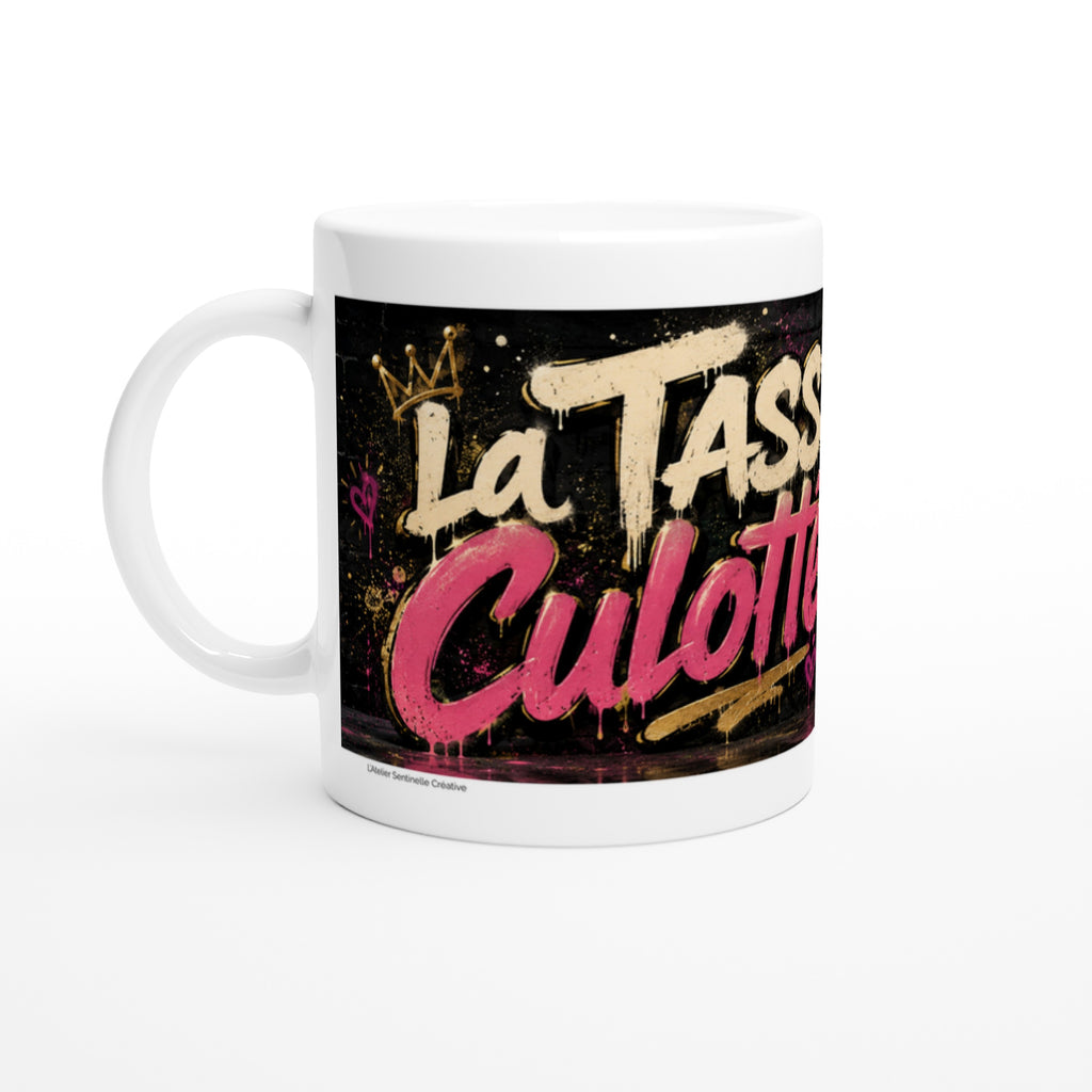 Mug blanc, anse à gauche, décor noir et rose « La Tasse Culottée » sur face avant.