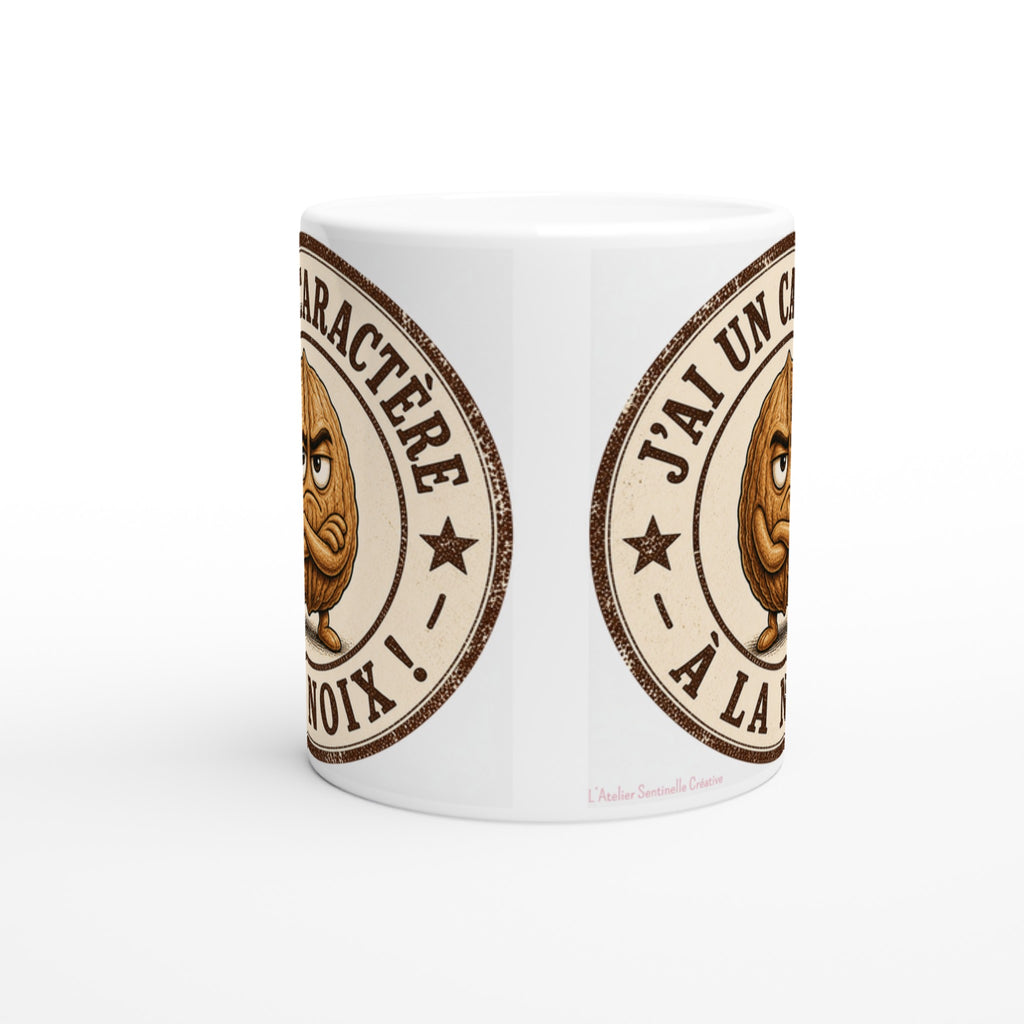 Mug blanc avec motif circulaire « J’ai un caractère à la noix » (vue latérale).
