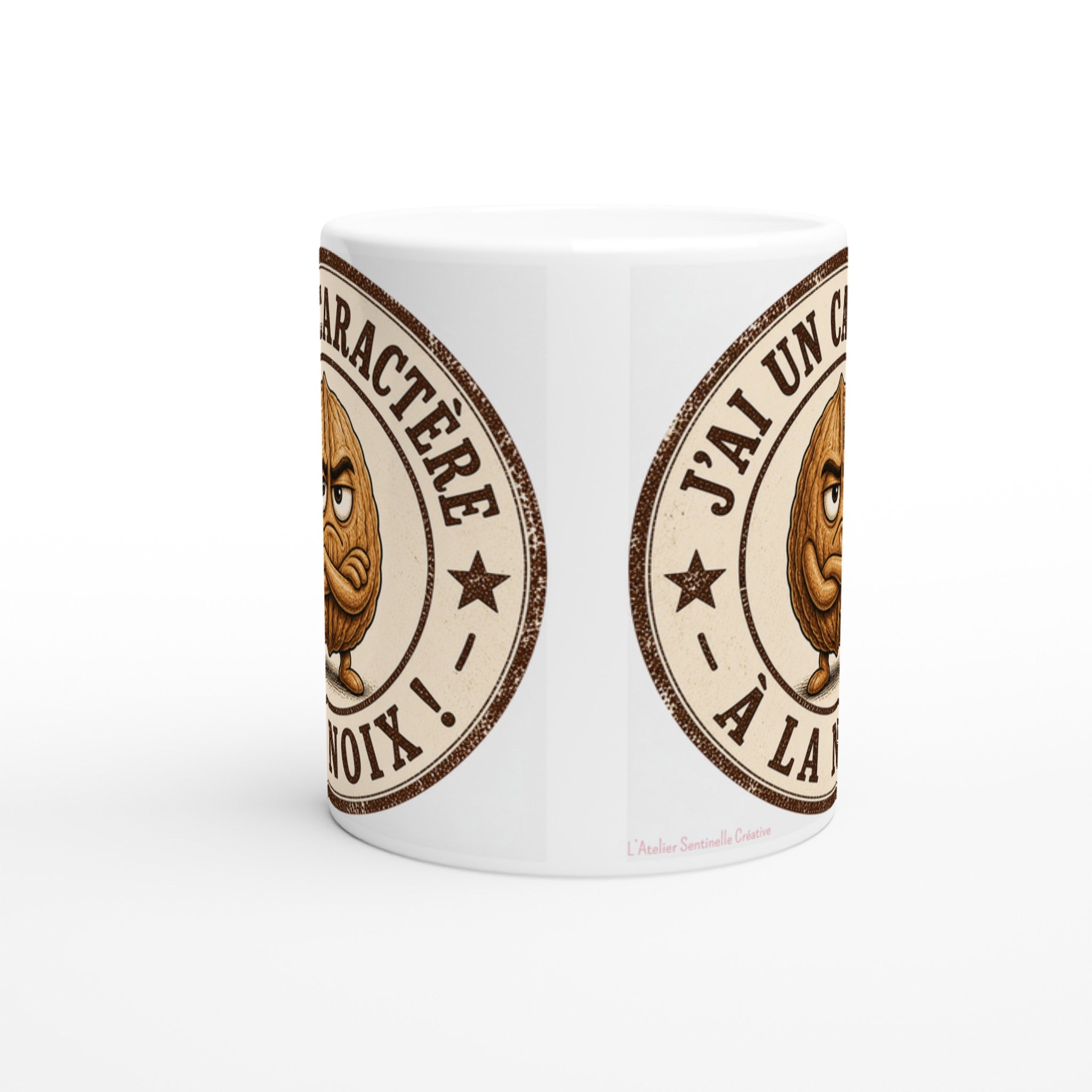 Mug blanc avec motif circulaire « J’ai un caractère à la noix » (vue latérale).