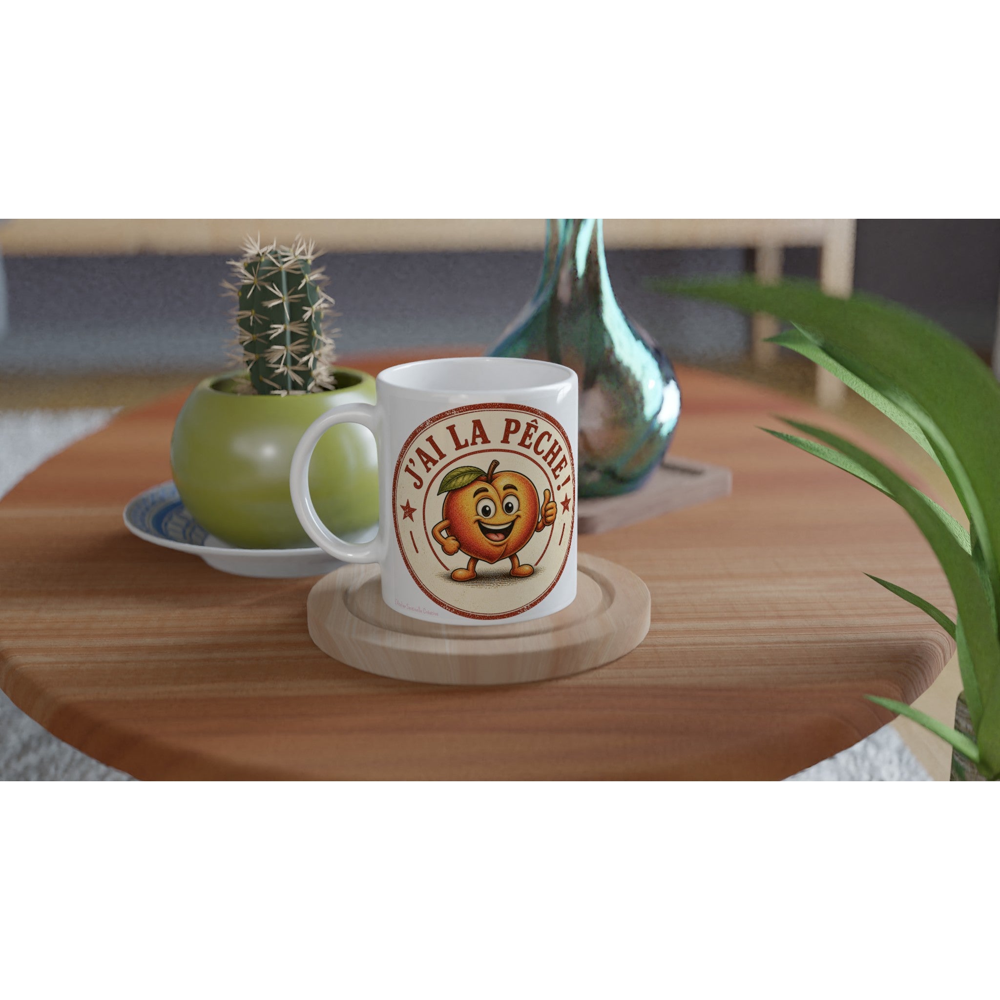 Mug en céramique blanche avec personnage souriant et cercle rouge "J'ai la pêche".
