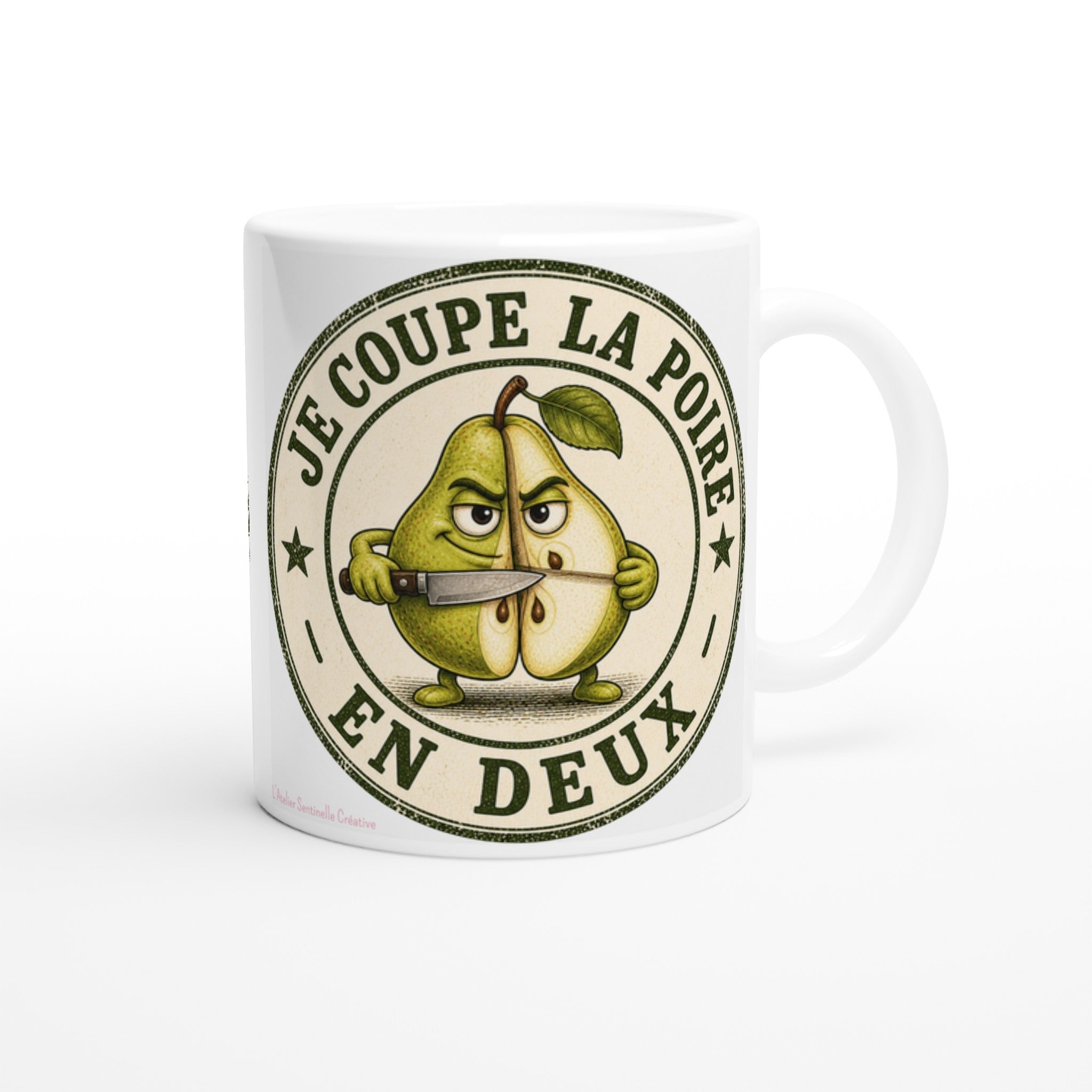 Mug blanc avec poire verte tenant un couteau, cercle « Je coupe la poire en deux »