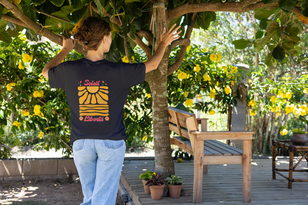 T-shirt oversize bleu marine à motif Soleil et Liberté au dos, manches courtes.