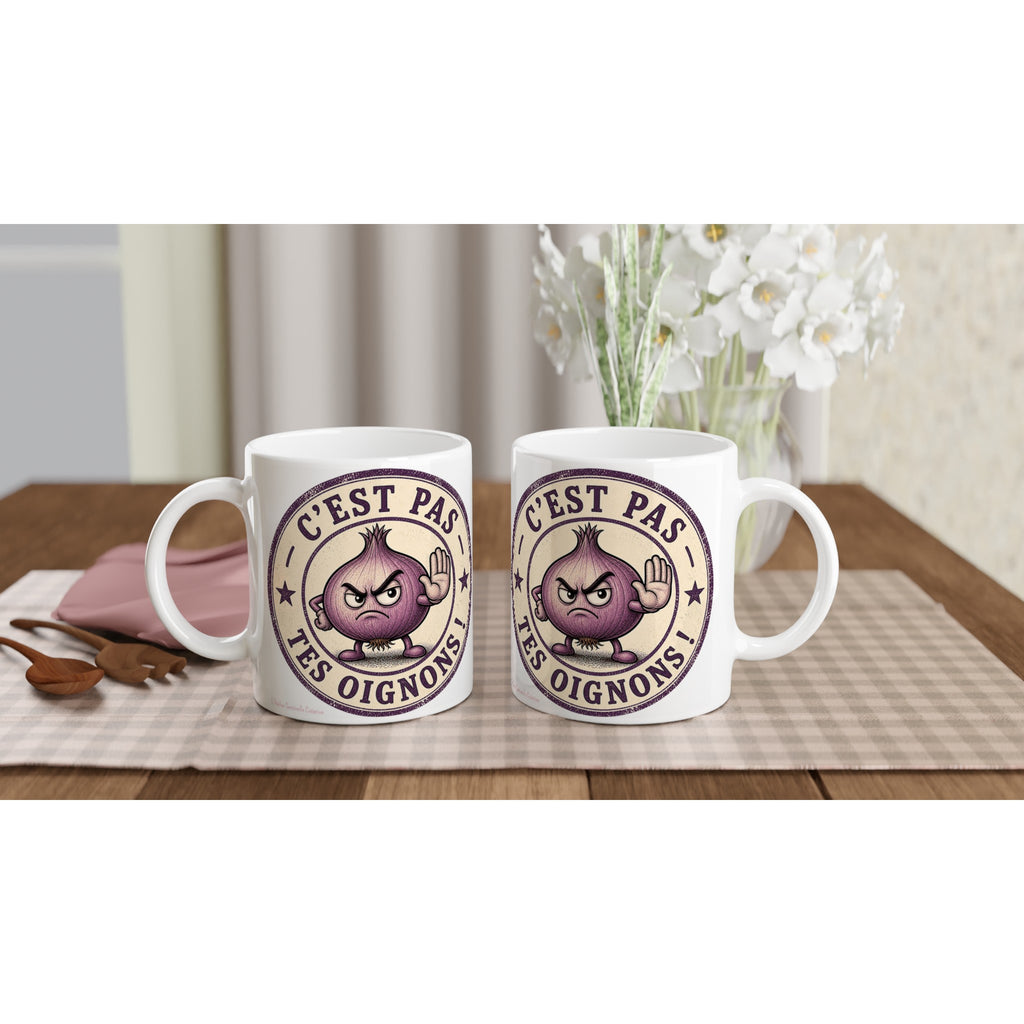 Paire de mugs blancs en céramique avec oignon violet et texte « C’est pas tes oignons ».