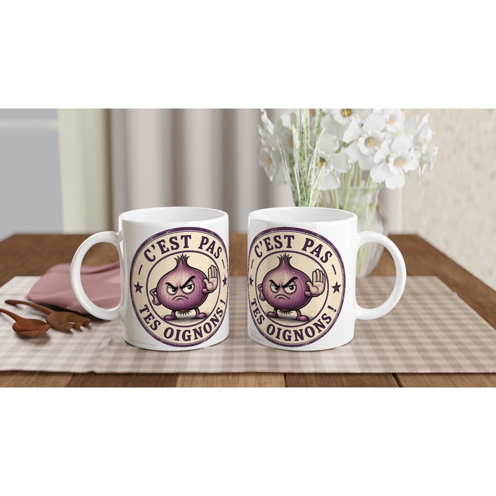 Paire de mugs blancs en céramique avec oignon violet et texte « C’est pas tes oignons ».