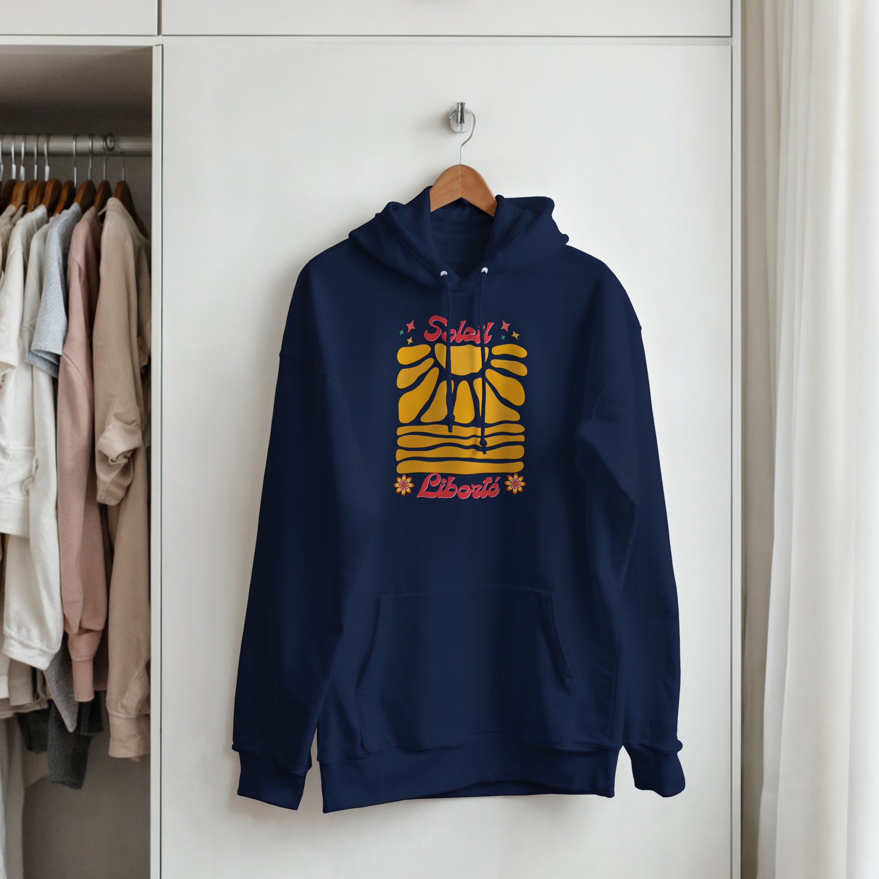 Hoodie à capuche bleu marine, imprimé soleil et Liberté rétro sur le devant.