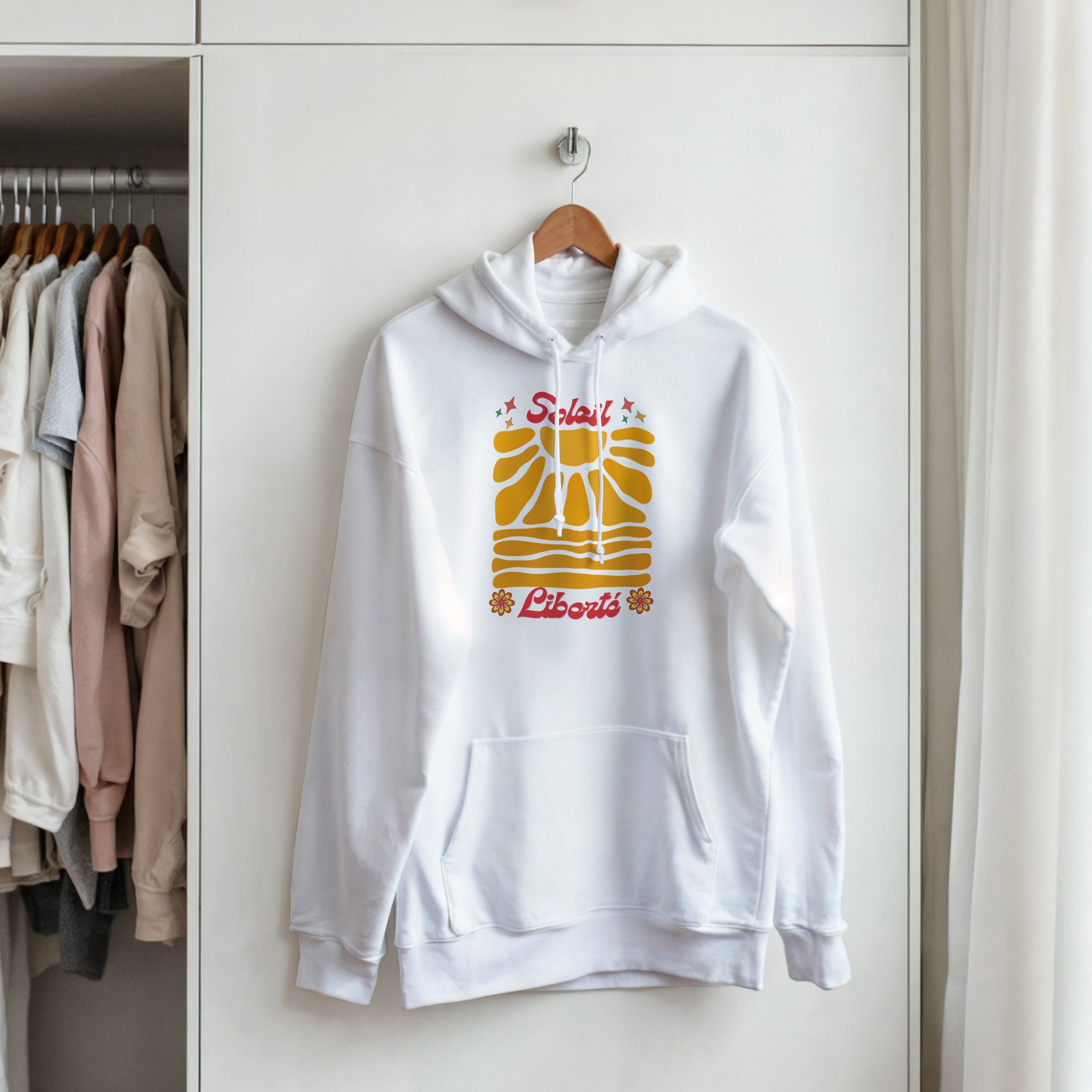 Sweat à capuche blanc avec motif Soleil multicolore et poche kangourou.