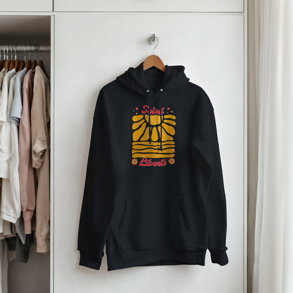 Sweat à capuche noir avec motif Soleil jaune multicolore et poche kangourou.
