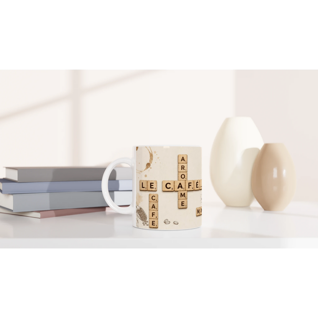 Mug blanc avec lettres style Scrabble et taches effet café, près de livres