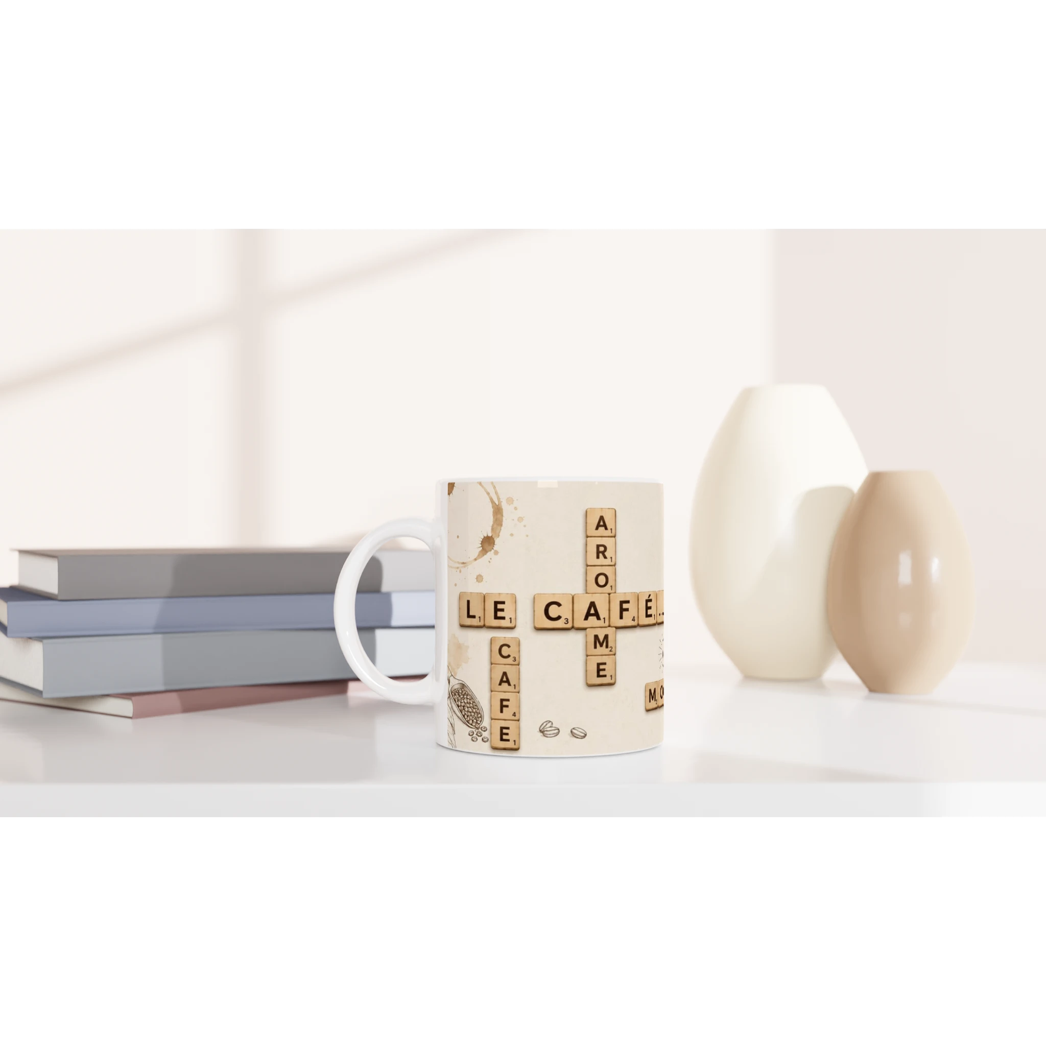 Mug blanc avec lettres style Scrabble et taches effet café, près de livres