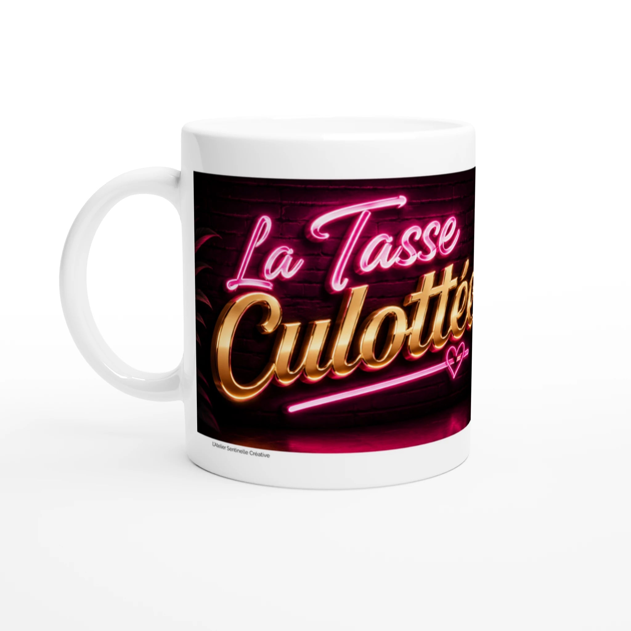 Mug blanc sur fond clair, face avant avec inscription lumineuse rose et or