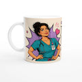 Tasse blanche face avant illustrée d’une infirmière, cœurs roses et étoiles