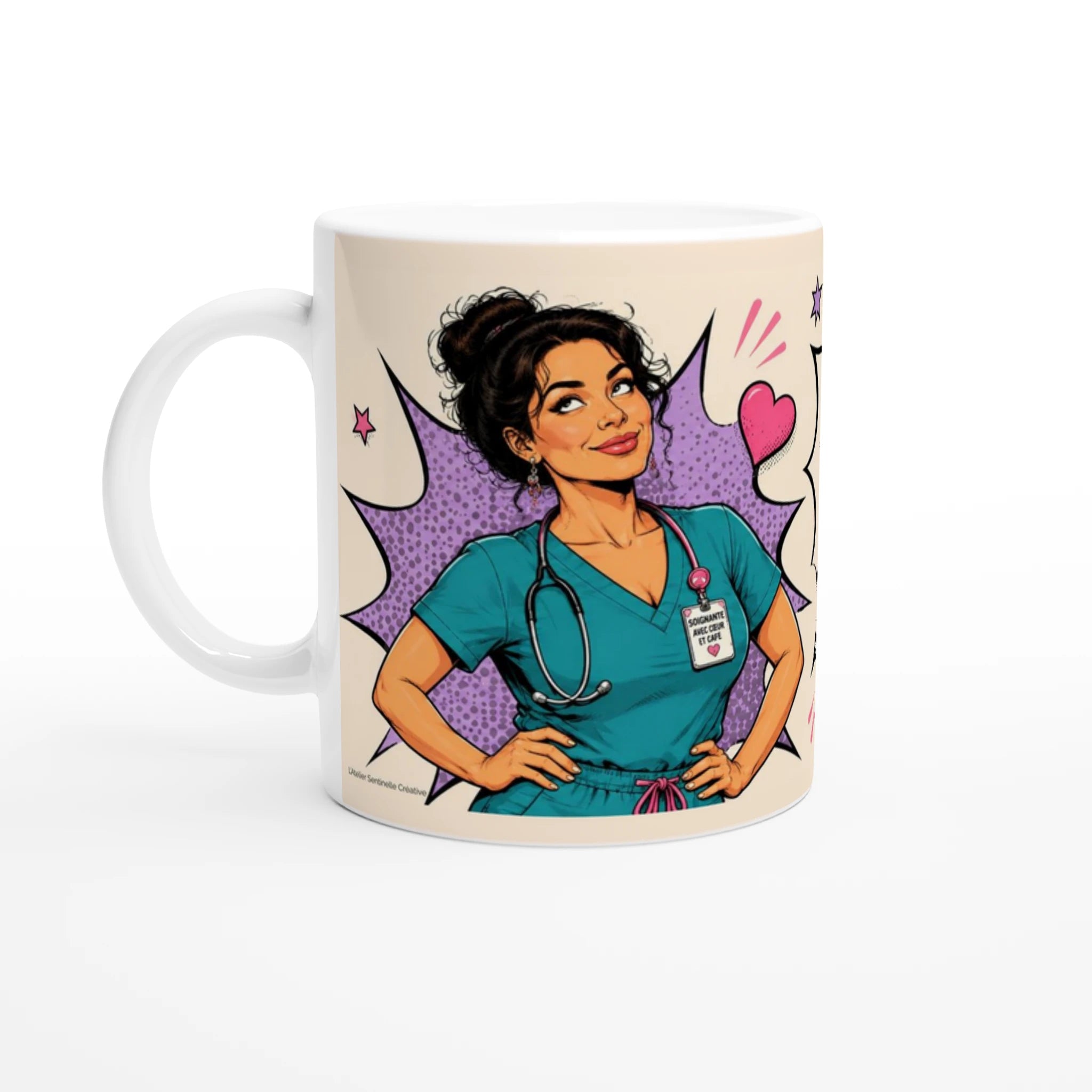 Tasse blanche face avant illustrée d’une infirmière, cœurs roses et étoiles