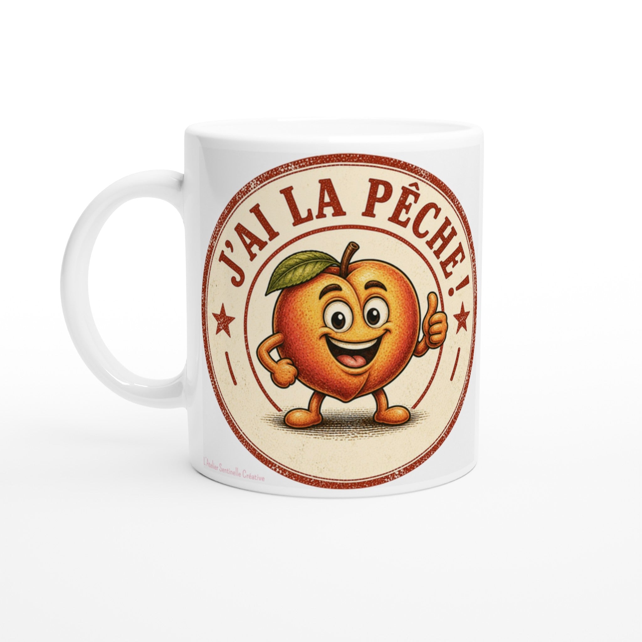 Mug blanc, gros plan du personnage orange et du texte rouge "J'ai la pêche".
