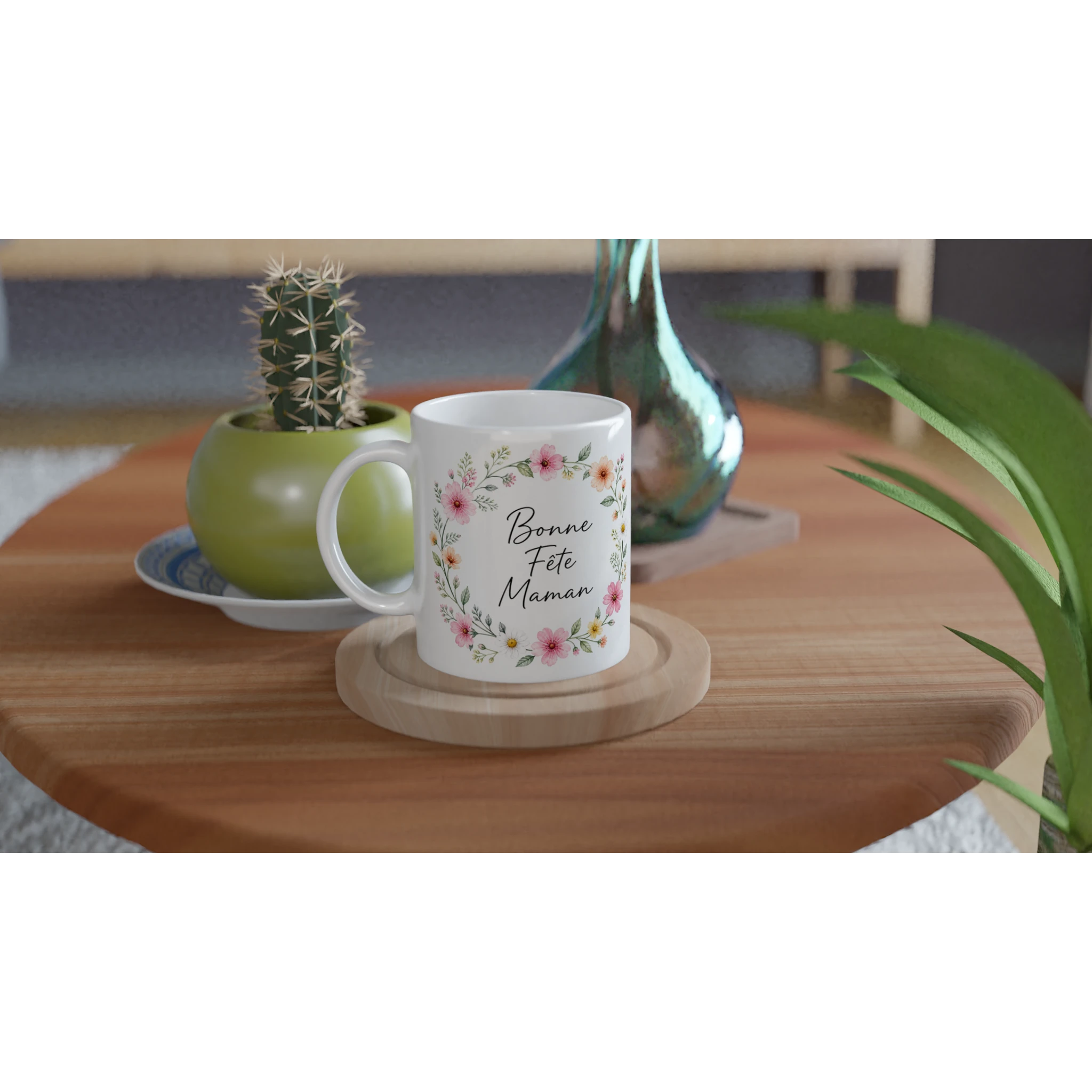 Tasse blanche «Bonne Fête Maman» et couronne florale, posée sur un plateau