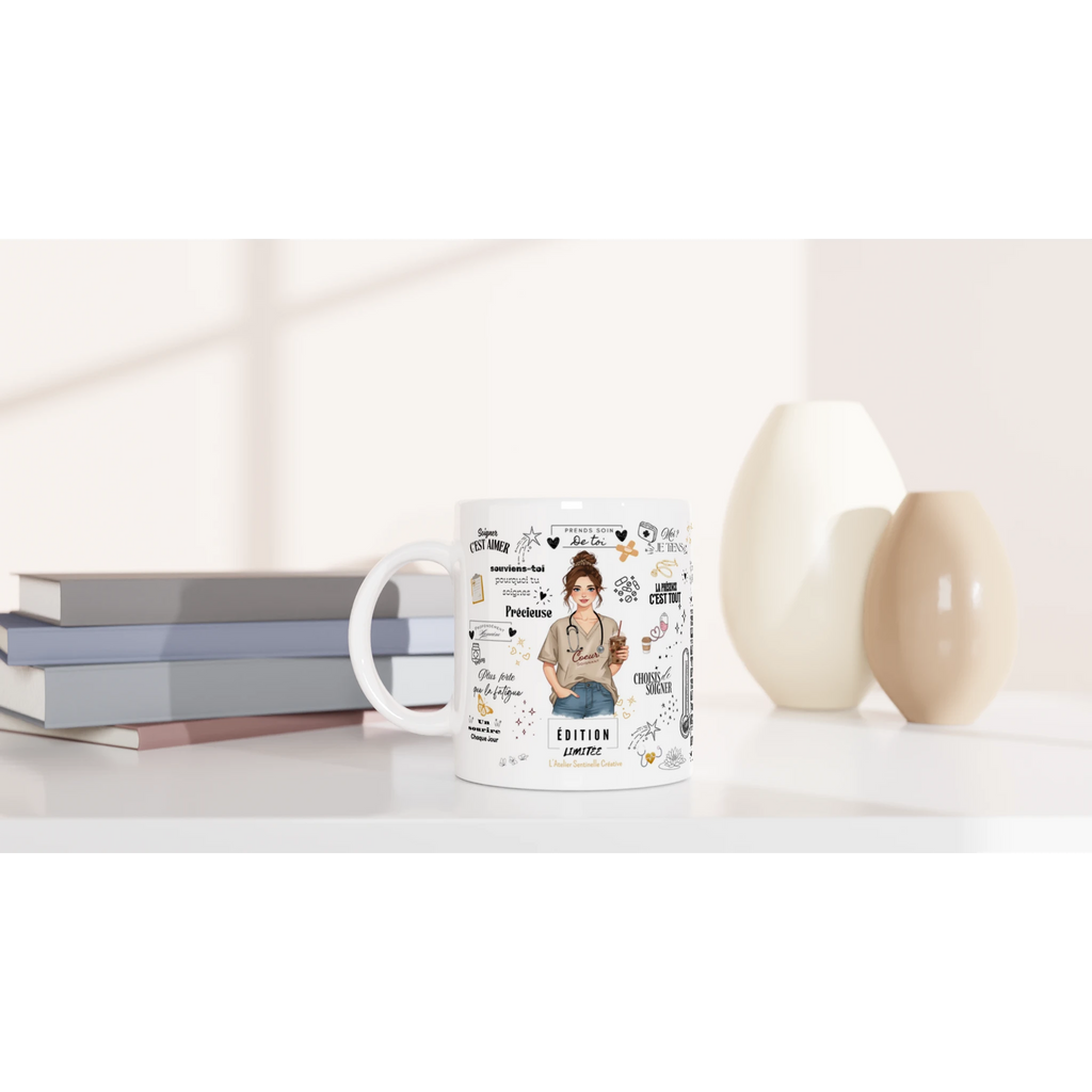 Mug blanc avec portrait d’infirmière et mention « ÉDITION LIMITÉE »