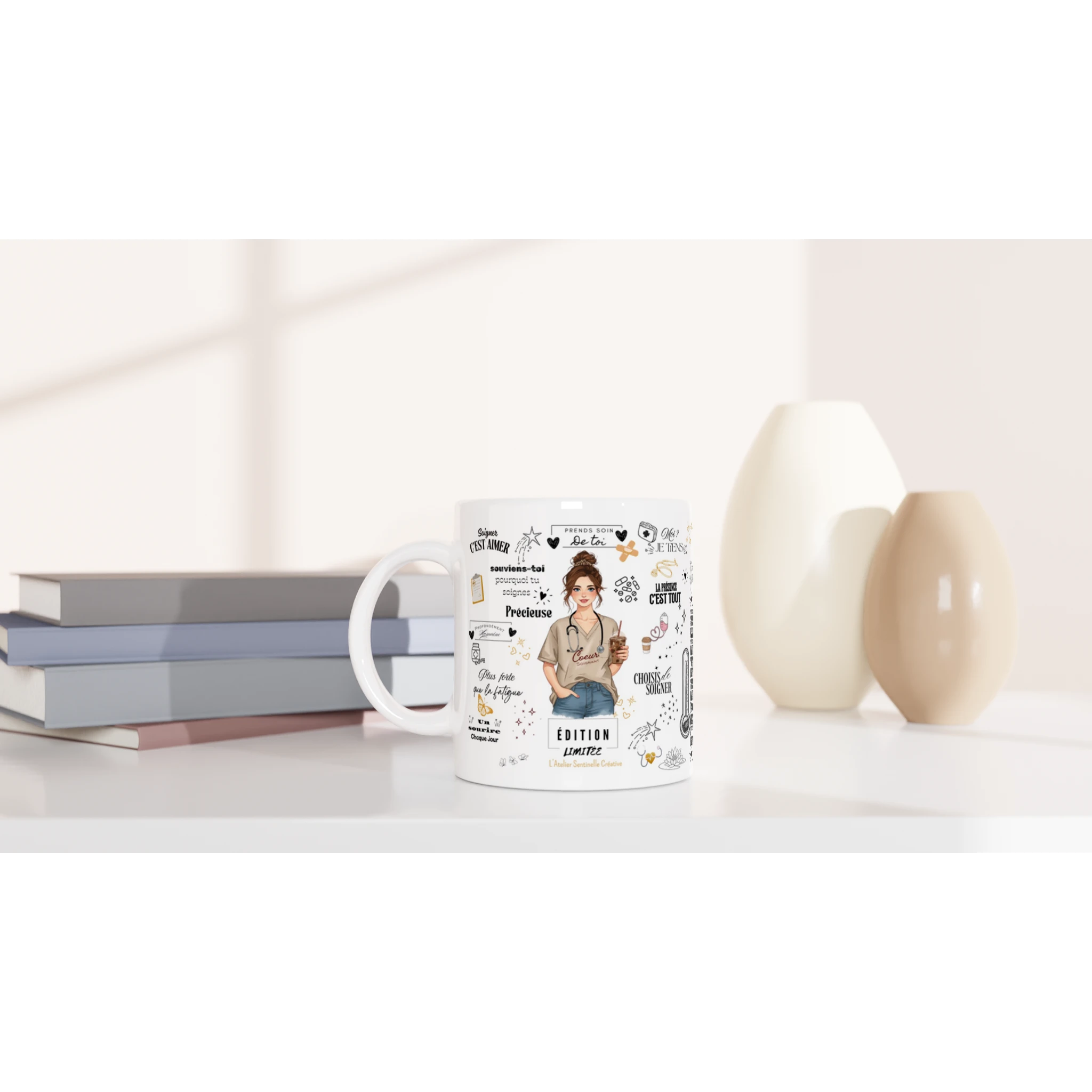 Mug blanc avec portrait d’infirmière et mention « ÉDITION LIMITÉE »