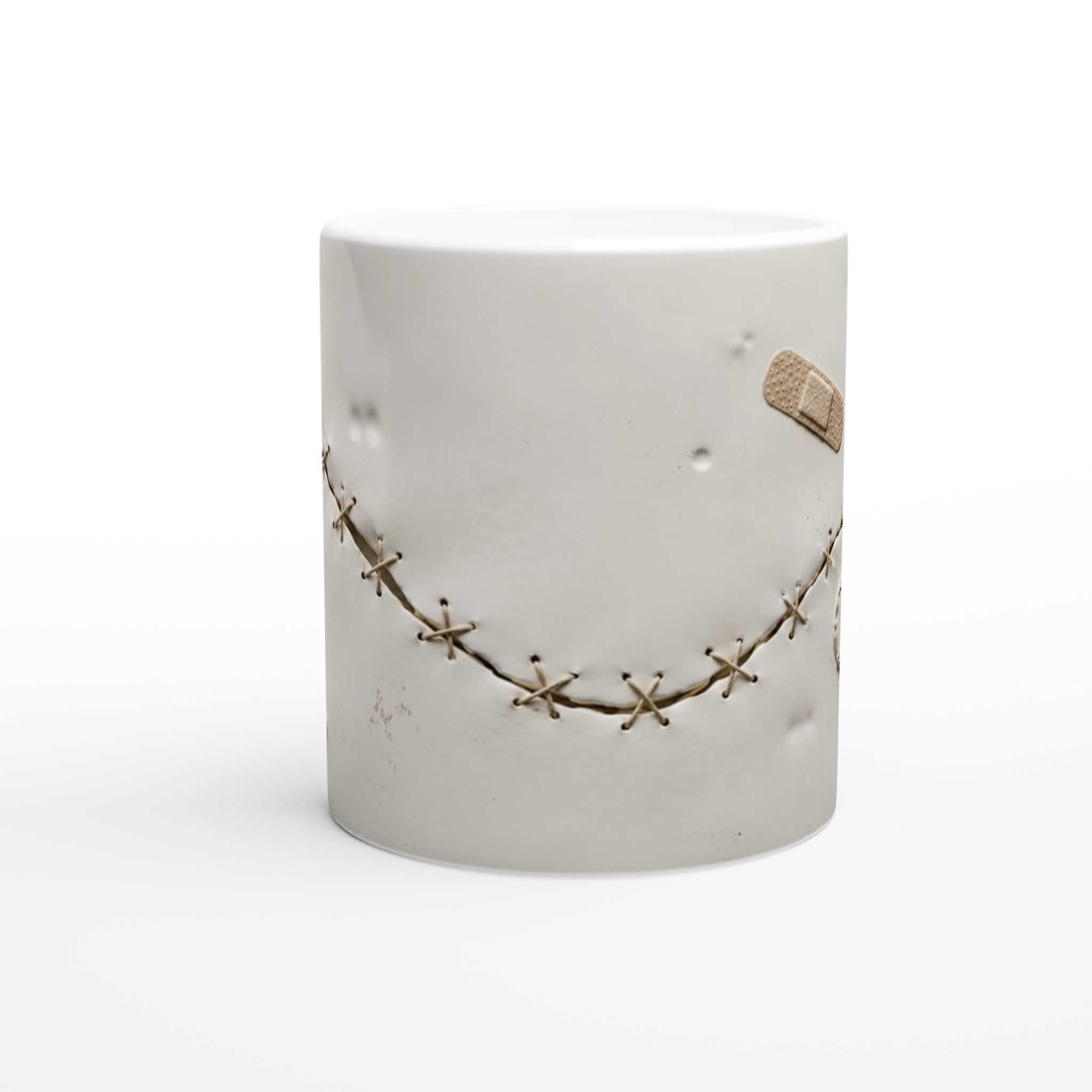 Mug en céramique blanche avec couture courbe façon sutures et petits patchs au décor.