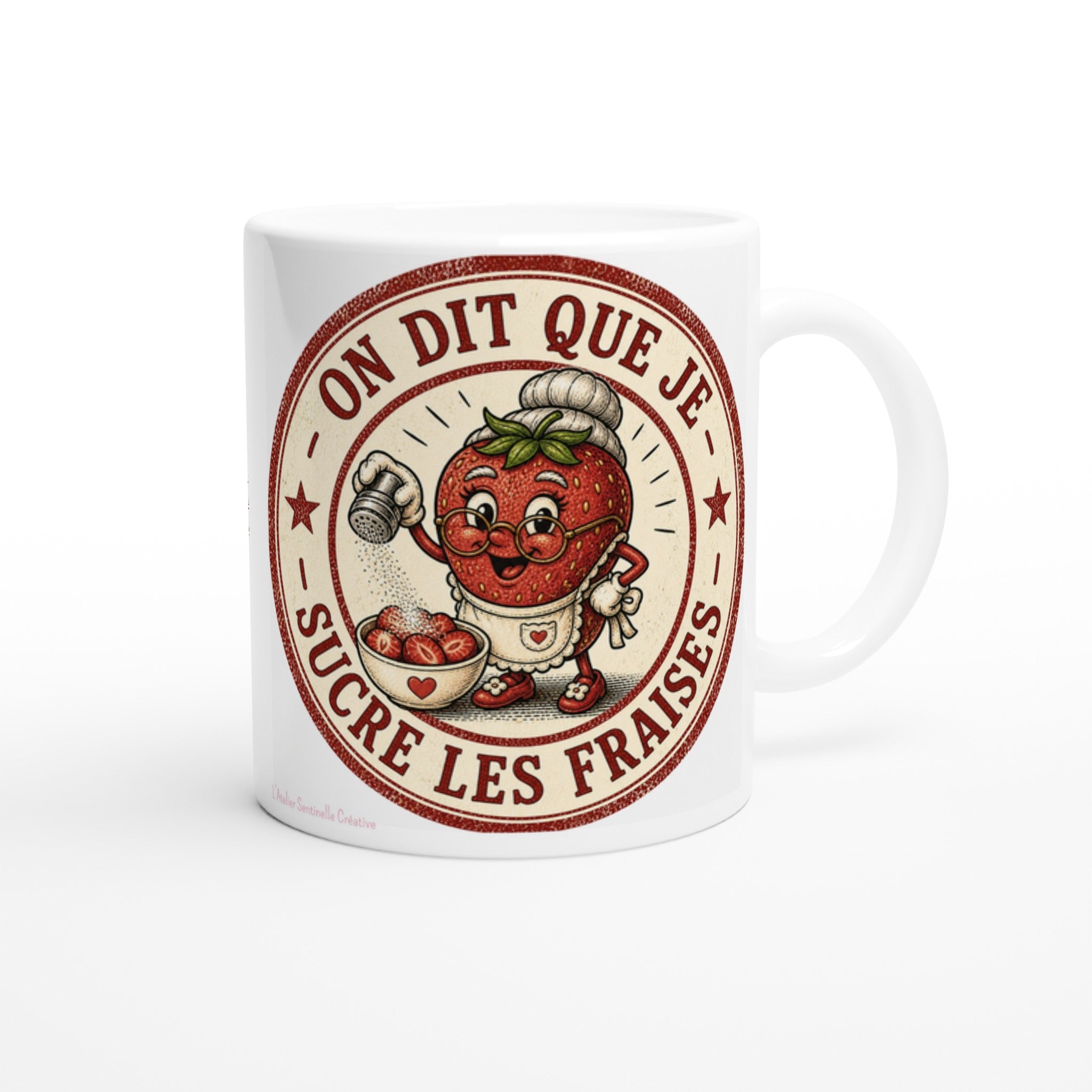 Mug en céramique blanche, vue frontale, motif rouge circulaire avec fraise mascotte.