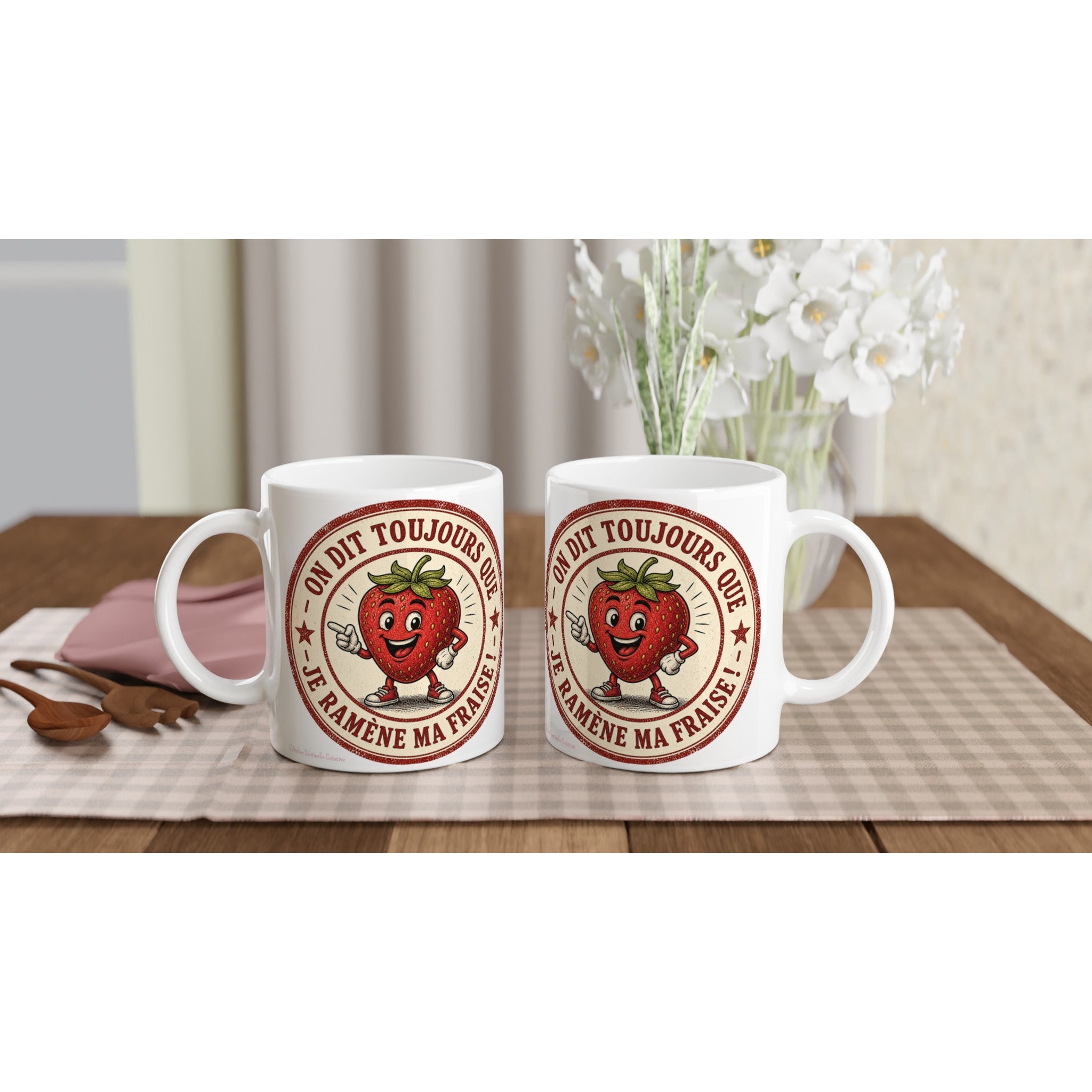 Lot de 2 mugs blancs avec motif fraise souriante, anses visibles