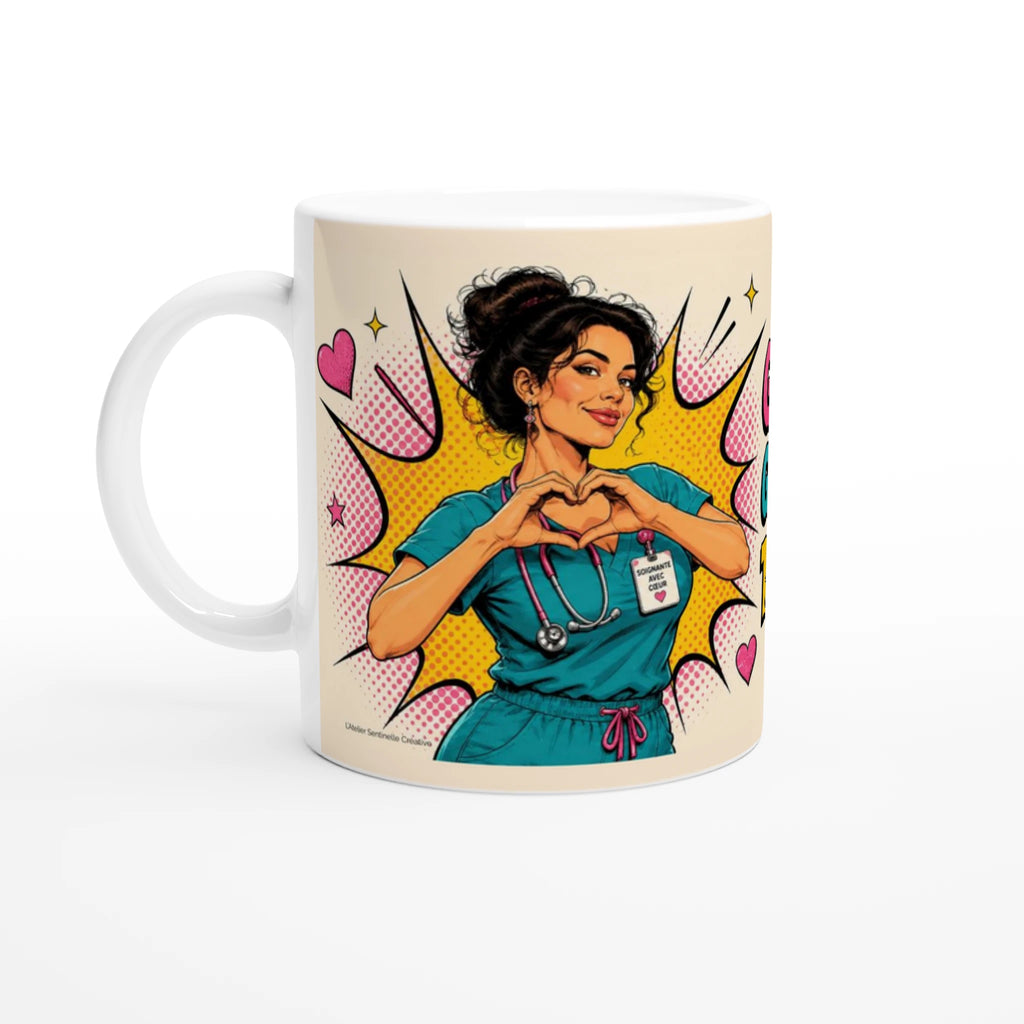 Tasse blanche vue de face, infirmière formant un cœur avec les mains