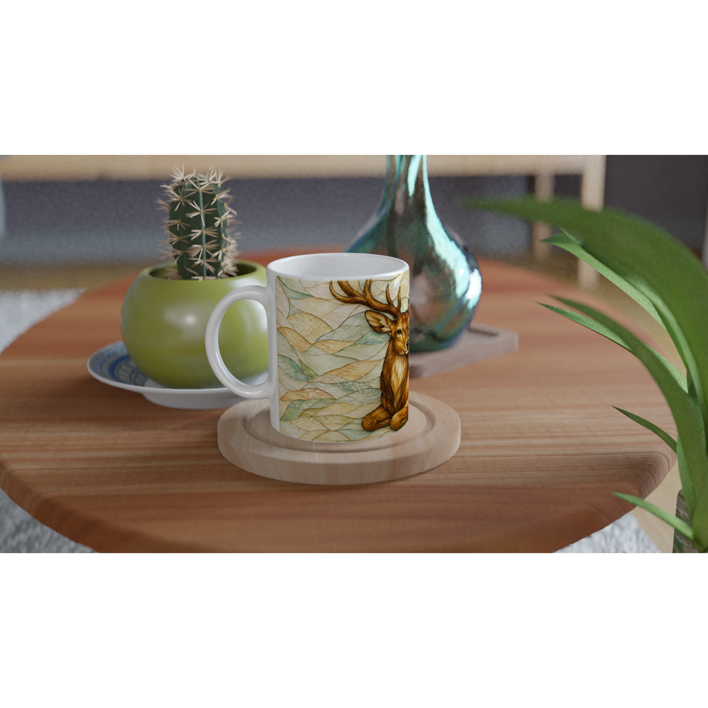 Mug en céramique blanche au motif cerf et feuilles, posé au centre.