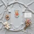 Body bébé blanc à manches courtes, imprimé “Super Calin team” sur tissu gris