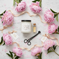 Coffret bougie parfumée en pot blanc, allumettes et coupe-mèche, ruban cadeau