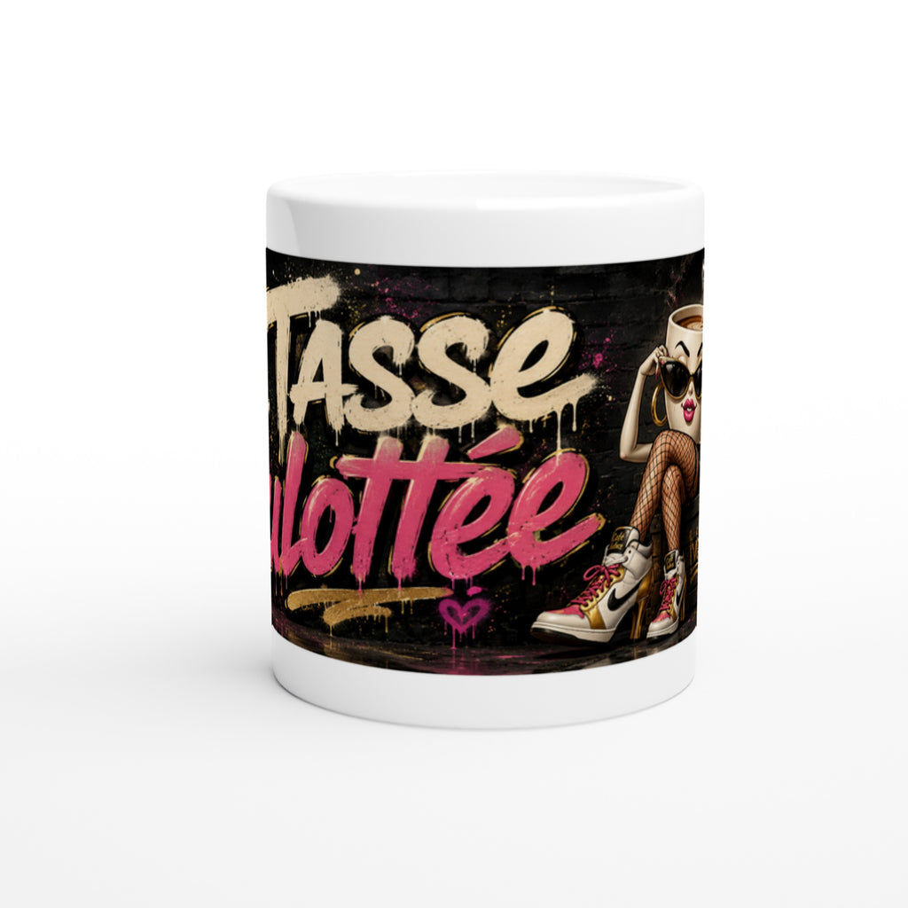 Mug blanc, décor noir avec texte rose « pause café » et silhouette de personnage.