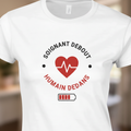 T-shirt blanc col rond, gros plan imprimé cœur rouge ECG et texte noir « Soignant Debout ».