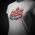 Zoom design Chaos Organisé gyrophare rouge et éclairs sur t-shirt blanc fond sombre