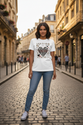 T-shirt unisexe blanc avec motif cœur zébré et léopard sur la poitrine