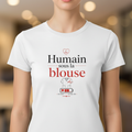 T-shirt blanc col rond avec grand motif « Humain sous la blouse » sur la poitrine