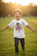 Garcon portant le t-shirt Expert en Betises blanc, courant dans un parc ensoleille pres de Bordeaux