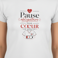 T-shirt blanc, gros plan du motif cœur rouge « Pause obligatoire ».