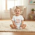 Bebe fille 12 mois assise sur tapis portant le t-shirt BeBe a sa Maman