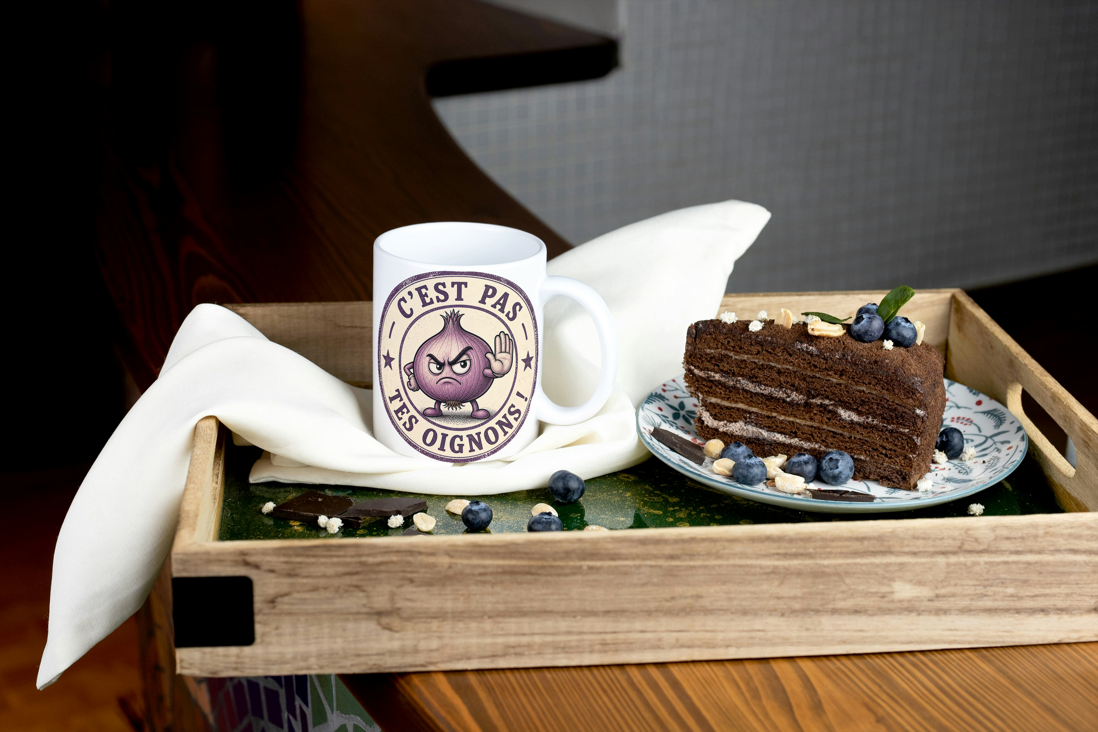 Mug blanc en céramique : oignon violet avec texte « C’est pas tes oignons ».